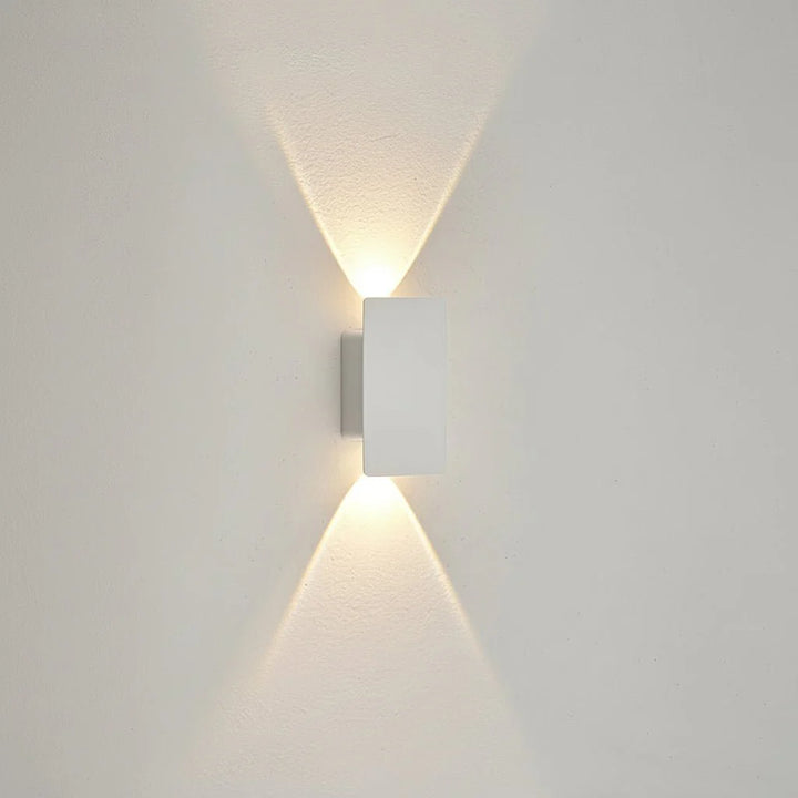 Detailansicht der modernen LED-Wandleuchte. Robustes, wasserdichtes Aluminium-Gehäuse.