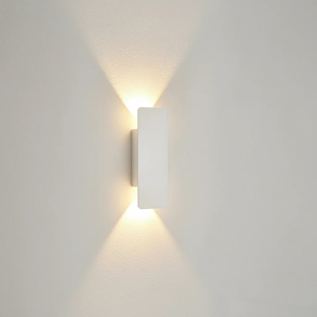 Zwei moderne LED-Wandleuchten im Einsatz an einer Hauswand. Wasserdichte Außenbeleuchtung.