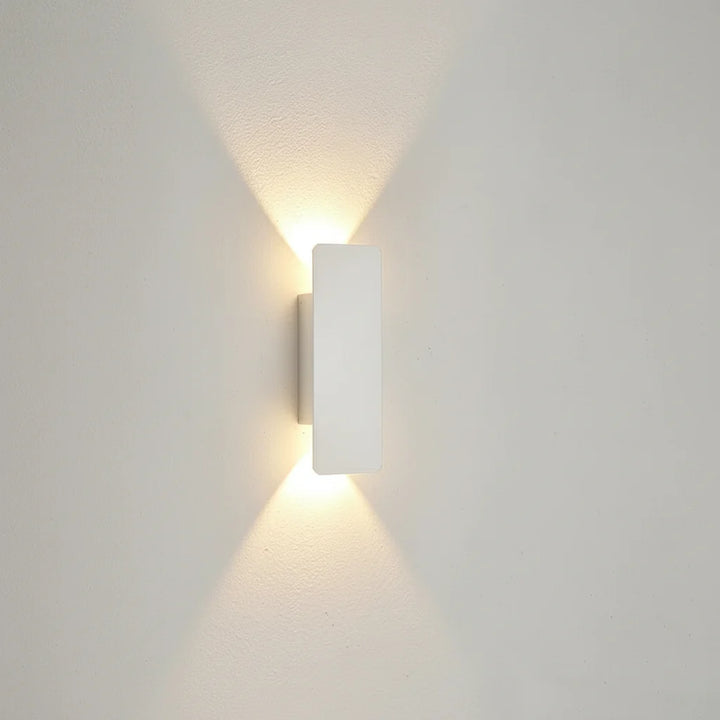 Zwei moderne LED-Wandleuchten im Einsatz an einer Hauswand. Wasserdichte Außenbeleuchtung.
