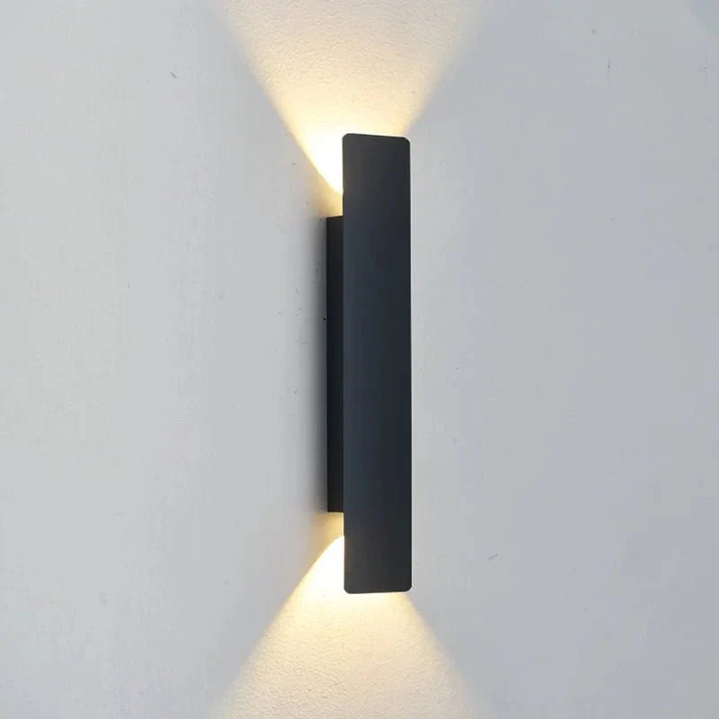 Wetterfeste LED-Wandleuchte, wasserdicht & robust. Ideal als Außen- oder Innenbeleuchtung.
