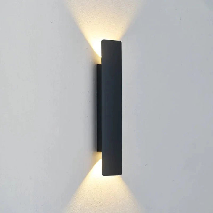 Wetterfeste LED-Wandleuchte, wasserdicht & robust. Ideal als Außen- oder Innenbeleuchtung.