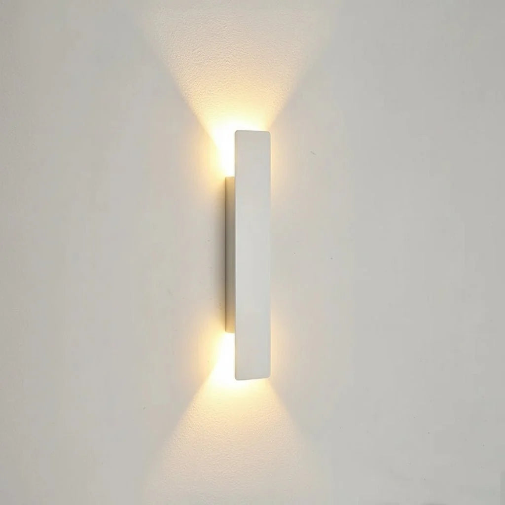 Energiesparende LED-Beleuchtung. Moderne Wandleuchte für den Innen- & Außenbereich, wasserdicht.