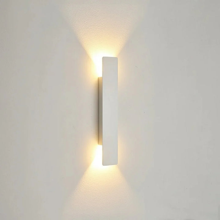 Energiesparende LED-Beleuchtung. Moderne Wandleuchte für den Innen- & Außenbereich, wasserdicht.