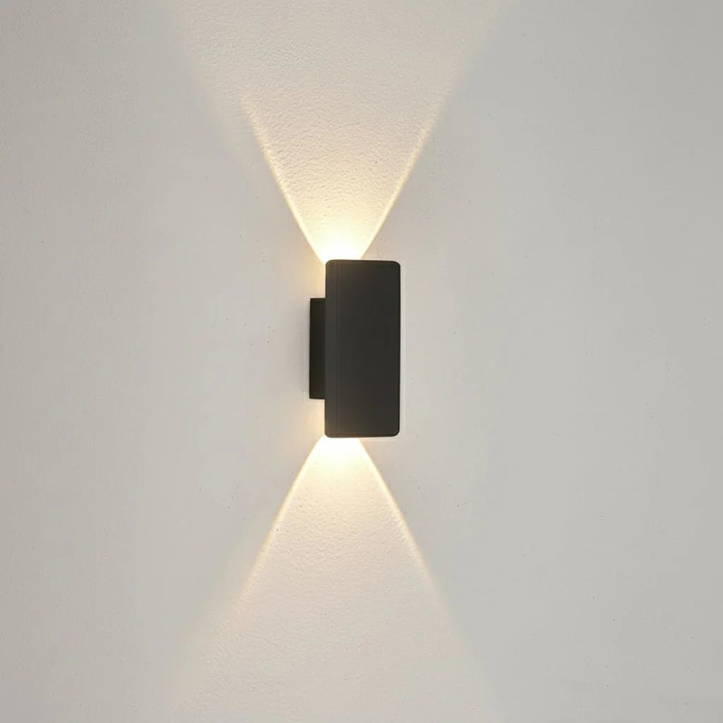 Effektvolle LED-Fassadenbeleuchtung. Moderne, wasserdichte Wandleuchte aus Aluminium für außen.