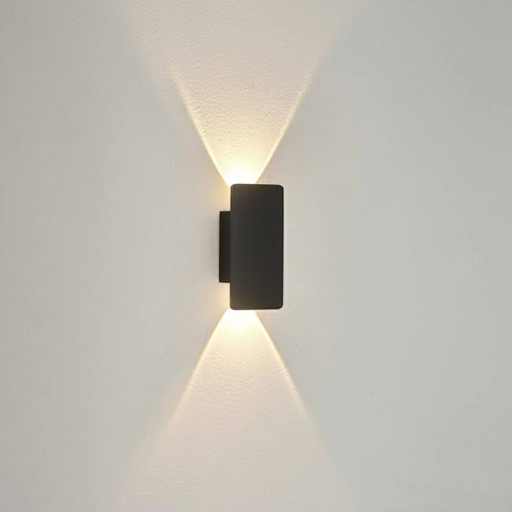 Effektvolle LED-Fassadenbeleuchtung. Moderne, wasserdichte Wandleuchte aus Aluminium für außen.