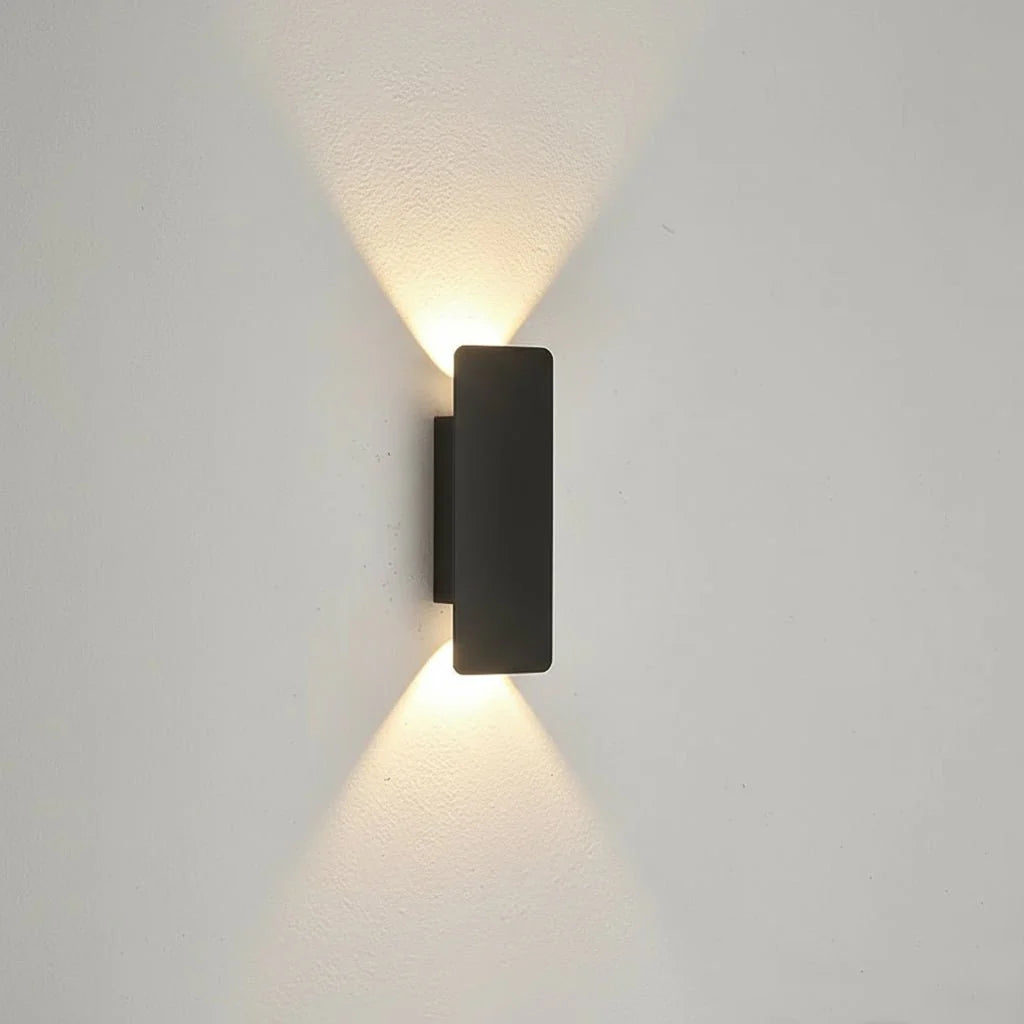 Vielseitige LED-Wandleuchte: innen & außen einsetzbar. Modernes, wasserdichtes Aluminium-Design.