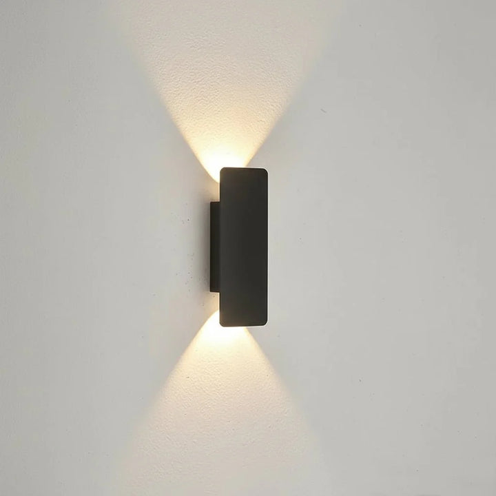 Vielseitige LED-Wandleuchte: innen & außen einsetzbar. Modernes, wasserdichtes Aluminium-Design.
