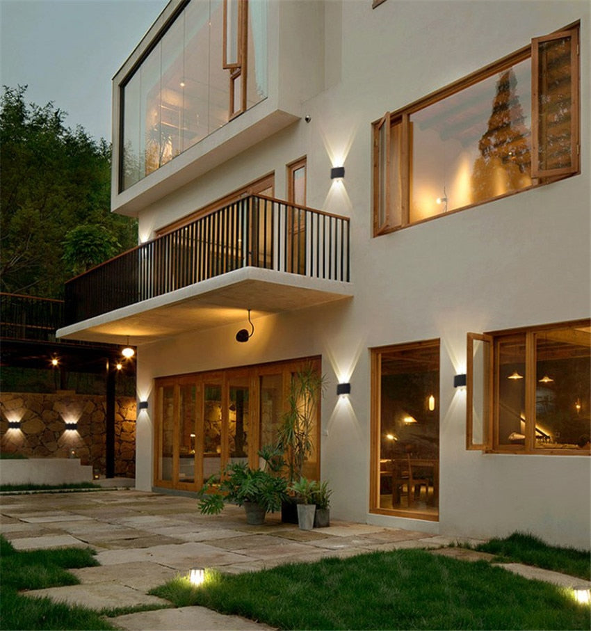 Moderne LED-Beleuchtung, als Wandlampe montiert, schafft stilvolle Atmosphäre, energieeffizient.