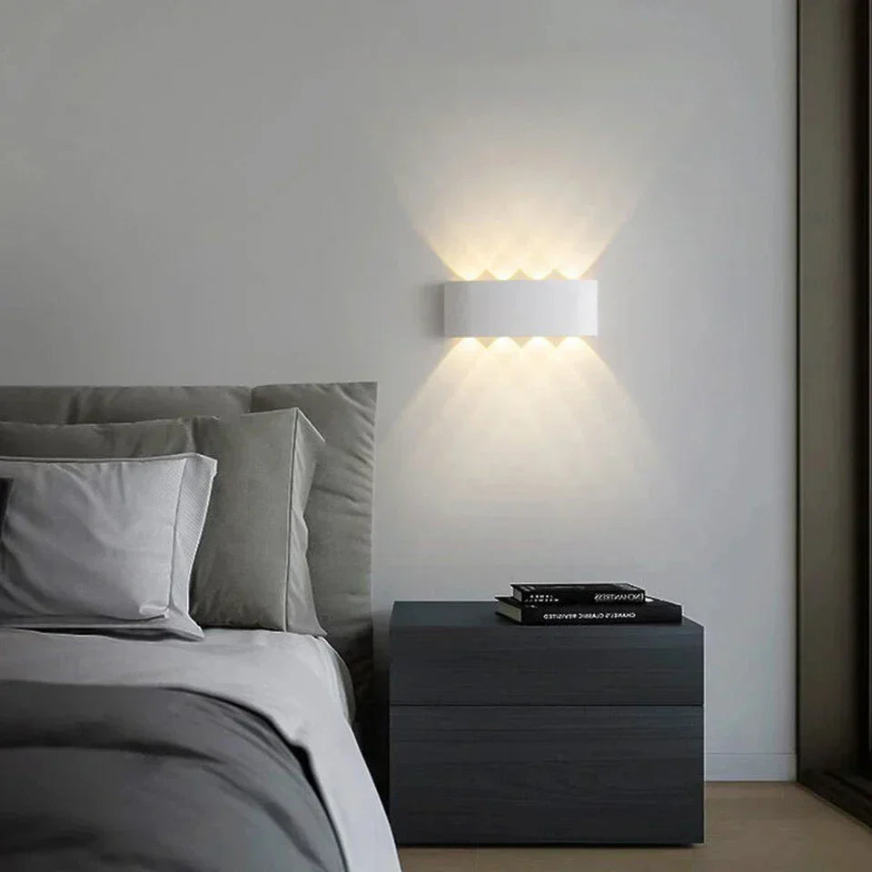 Minimalistische LED-Wandleuchte, ideal für Badezimmer, Flur oder Eingang; schönes, helles Licht.
