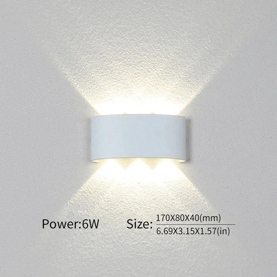Smarte LED-Wandleuchte, modern & energieeffizient, für programmierbares Ambiente innen und außen.