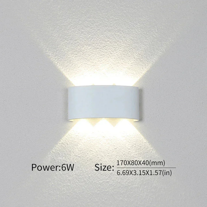 Smarte LED-Wandleuchte, modern & energieeffizient, für programmierbares Ambiente innen und außen.
