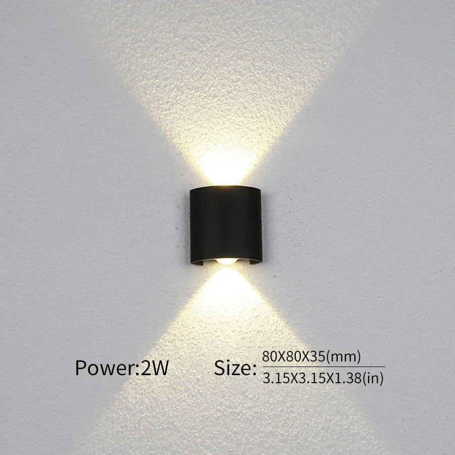 Zeitgenössische LED-Wandleuchte, drinnen & draußen nutzbar, für stilvolle, energieeffiziente Beleuchtung.