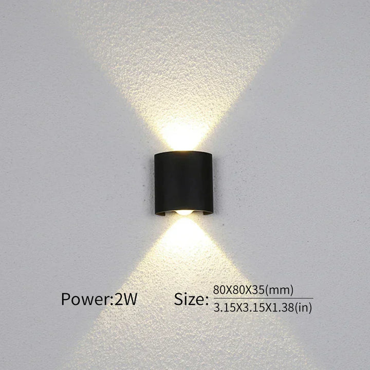 Zeitgenössische LED-Wandleuchte, drinnen & draußen nutzbar, für stilvolle, energieeffiziente Beleuchtung.