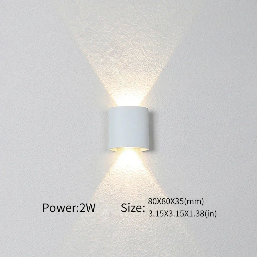 Schlanke LED-Wandleuchte im minimalistischen Stil; ideal für moderne Innen- & Außenbereiche.