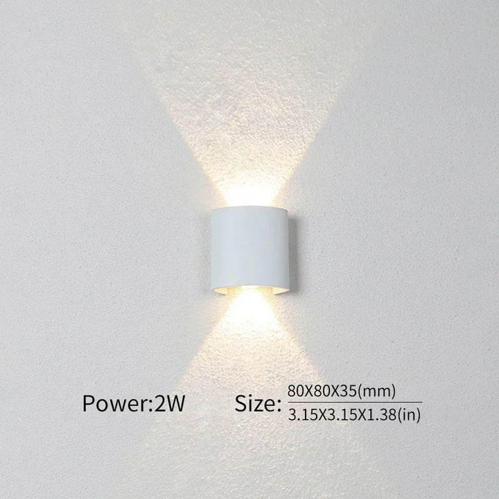 Schlanke LED-Wandleuchte im minimalistischen Stil; ideal für moderne Innen- & Außenbereiche.