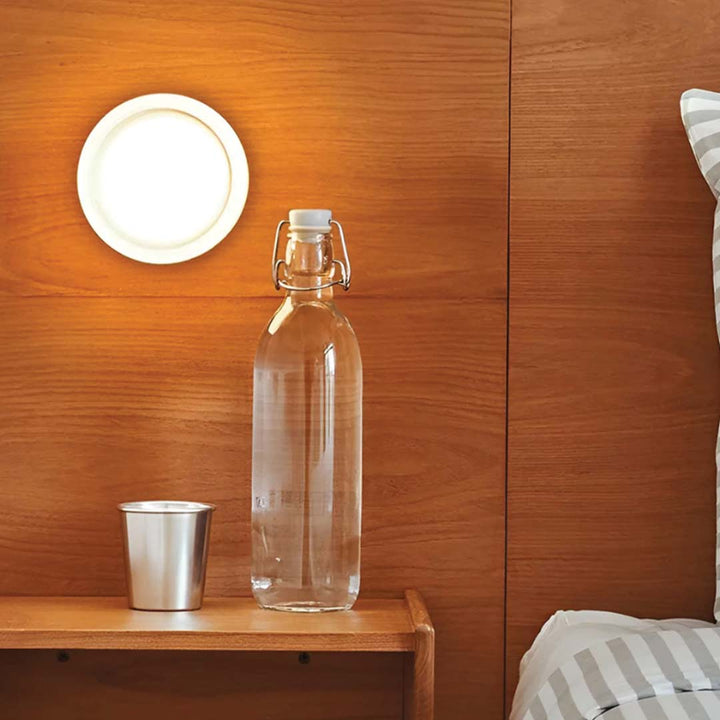 Designlampe: Moderne LED-Wandleuchte, die eine warme und einladende Atmosphäre schafft.