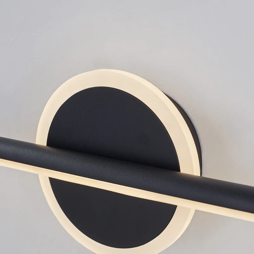 Schwarze, moderne LED-Innenleuchte, ideal für Akzentbeleuchtung im Wohnzimmer.