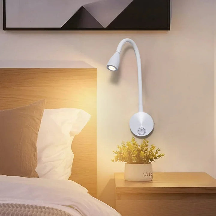 Flexible Spotleuchte mit LED, modern, an der Wand montiert. Ideal für gezieltes Lesen oder Stimmungsbeleuchtung.