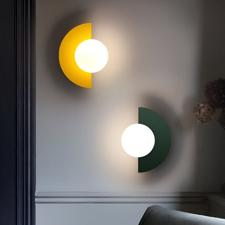 Moderne LED Wandleuchte, Halbkreis Design, stilvolle Akzentbeleuchtung für Innenräume.
