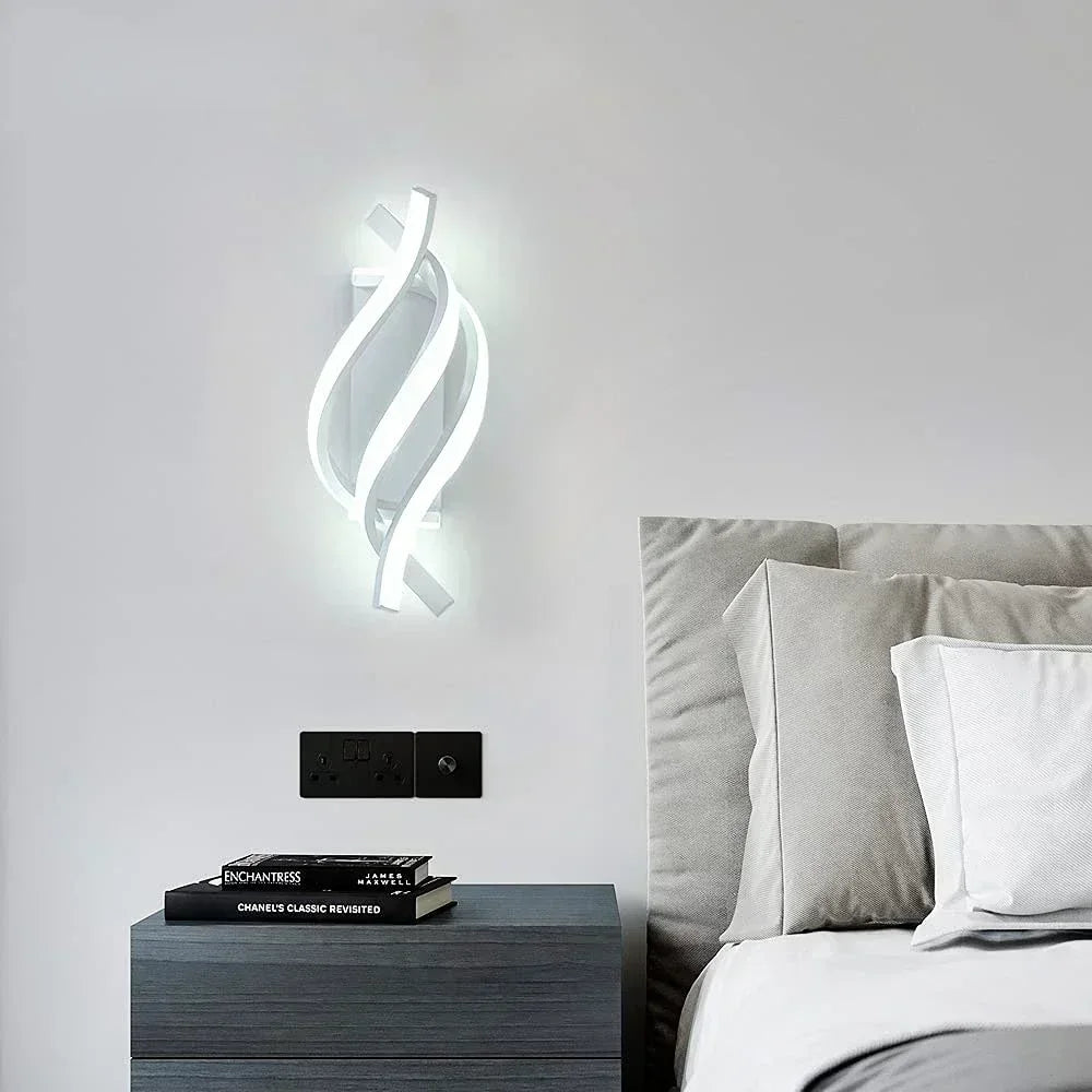 Moderne LED Wandleuchte in Spiralform für stilvolles Wohnzimmerambiente. Designlampe für Innenbeleuchtung.