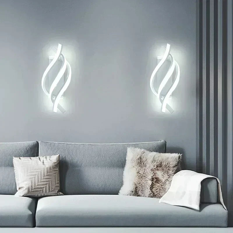 Design LED Wandleuchte im Spiralenlook. Zeitlose Innenbeleuchtung, die modernes Flair ins Wohnzimmer und Schlafzimmer bringt.