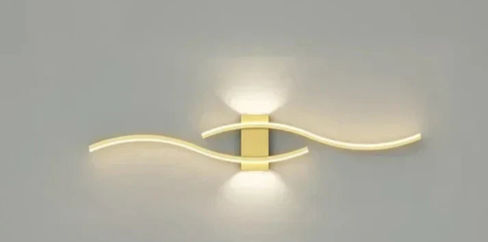 Zwei Lumivora Wave LED Wandleuchten im Wellen-Design, symmetrisch montiert für modernes Flurlicht.