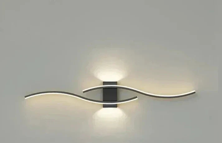 Ambientebeleuchtung: Lumivora Wave LED Wandleuchte im Wellen-Design, perfekt für stilvolle Räume.