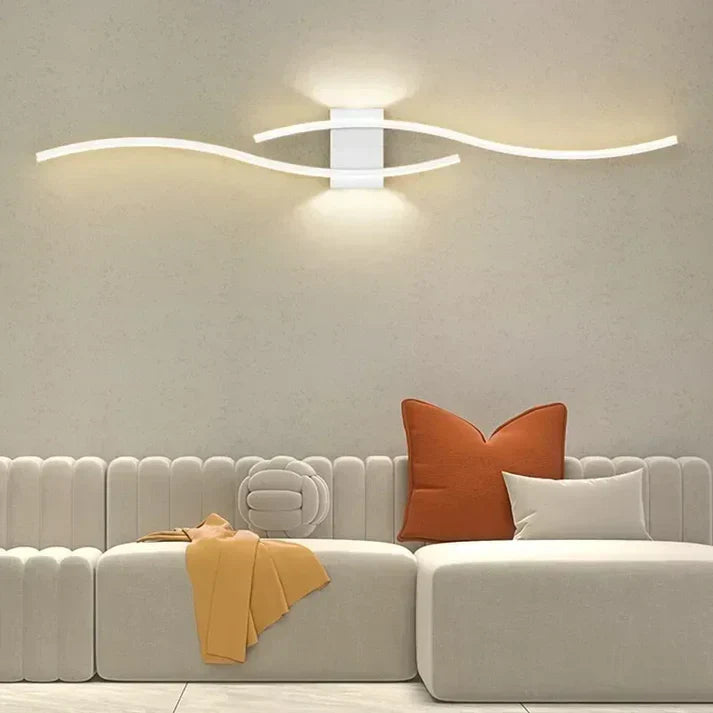 Lumivora Wave LED Wandleuchte integriert sich perfekt in modernes Interieur, energieeffizientes LED Licht.