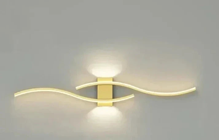 Energieeffiziente Lumivora Wave LED-Wandleuchte: Indirektes Licht für Flur und modernes Zuhause.