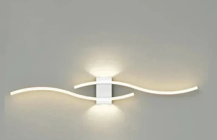 Designlampe Lumivora Wave: Minimalistische LED Wandleuchte mit Wellenform, ideales Ambientebeleuchtung.