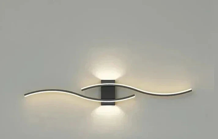 Stilvolle LED Wandleuchte Lumivora Wave für Wohnzimmer. Wellen-Design erzeugt warmes, indirektes Licht.