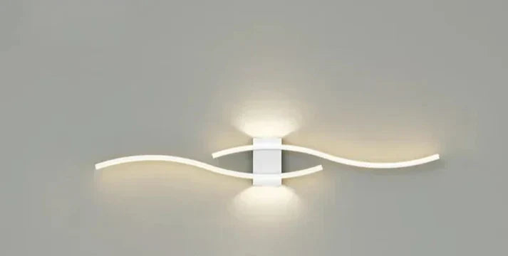 Weiße Lumivora Wave LED-Wandleuchte: Wellen-Design für minimalistische Ästhetik und helles LED Licht.