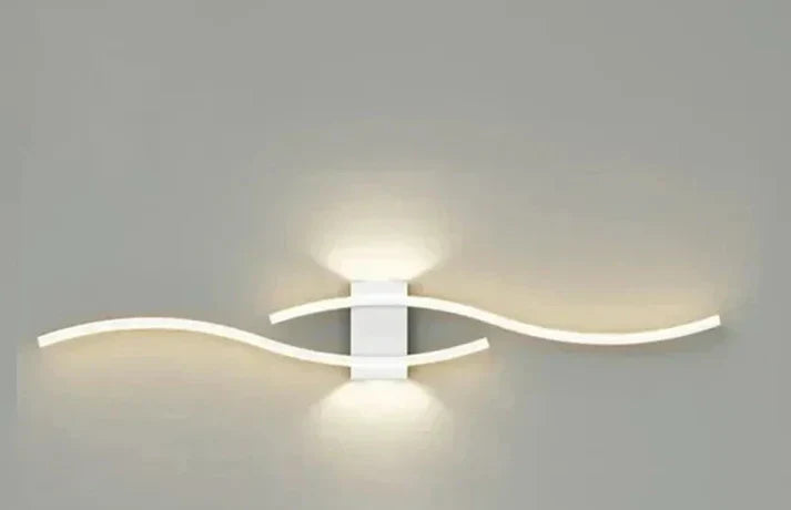 Detailaufnahme der Lumivora Wave LED Wandleuchte, zeigt das moderne Wellen-Muster und Lichteffekt.
