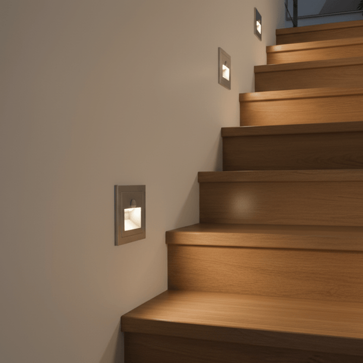 Moderne LED-Wandleuchte mit Bewegungssensor für Flur & Treppen, energiesparende Innenbeleuchtung.