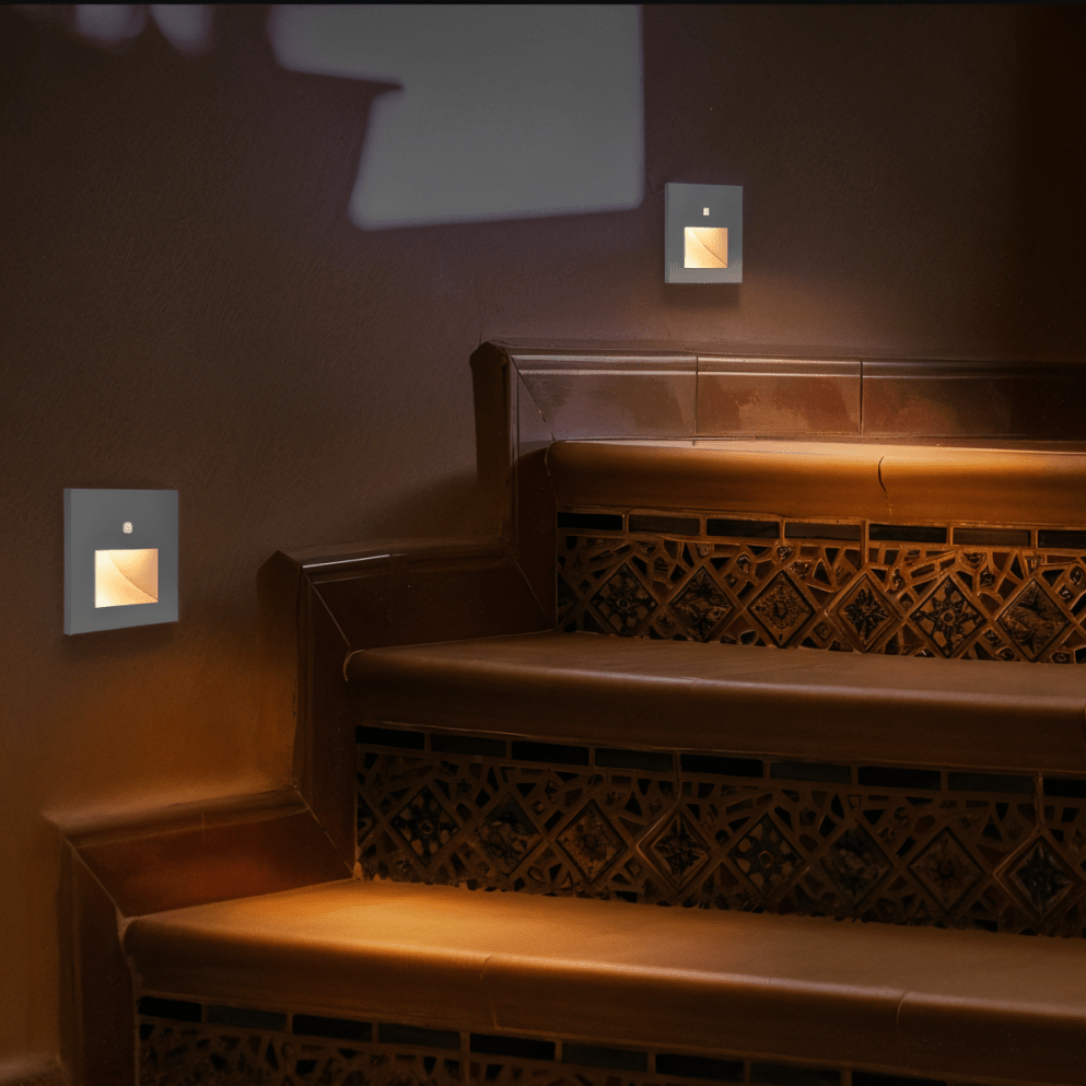 Energiesparende LED-Wandleuchte mit Bewegungssensor für automatische Treppen- & Flurbeleuchtung.