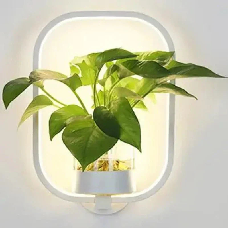 Innovativ: LED-Wandleuchte mit integriertem Pflanztopf, ideal als Blickfang für eine grüne Innenbeleuchtung.