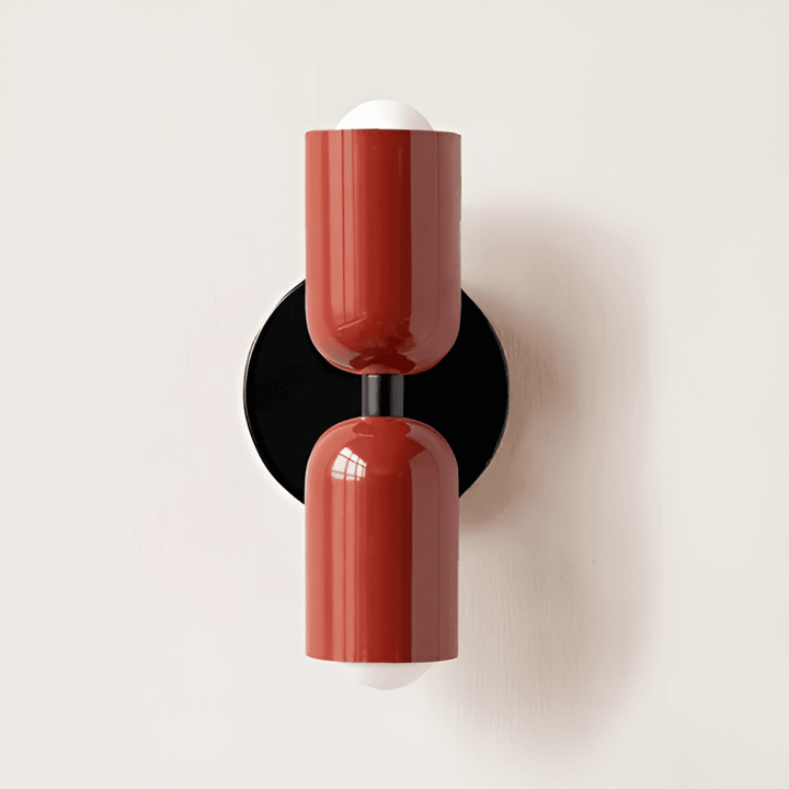 Wandleuchte LED, modern. An einer hellen Wand installiert, strahlt warmweißes Licht für eine gemütliche Atmosphäre.