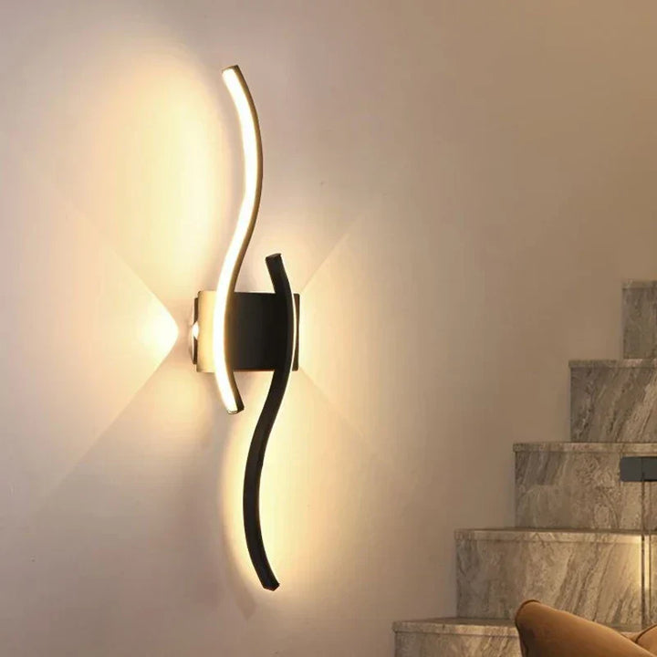 Moderne LED Wandleuchte mit Wellen-Design für stilvolle Raumbeleuchtung. Minimalistisch & energieeffizient.