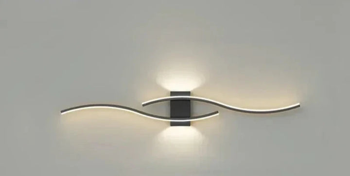 Sanftes, diffuses Licht der LED Wandleuchte mit modernem Wellen-Design. Perfekte Innenleuchte.