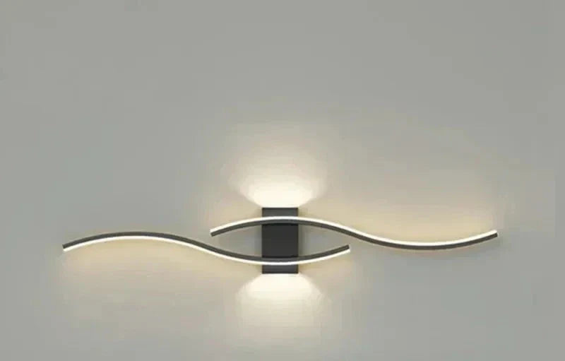 Kompakte LED Wandleuchte mit Wellen-Design. Passt perfekt in jede moderne, minimalistische Einrichtung.