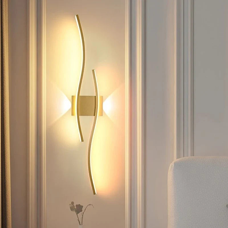 Elegante LED Wandleuchte, geschwungenes Wellen-Design, ideal als moderne Wohnzimmerlampe. Dimmbar.
