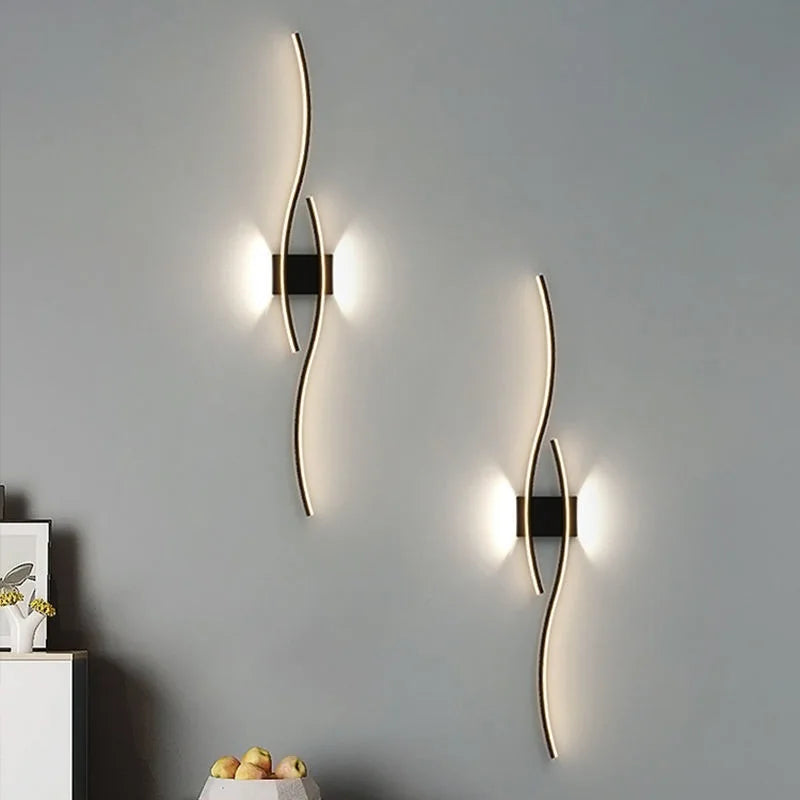 Weiße, moderne LED Wandleuchte im Wellen-Design. Sorgt für sanftes, elegantes Licht. Dekolampe.