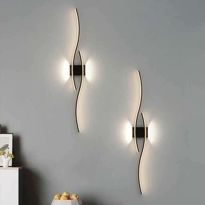 Weiße, moderne LED Wandleuchte im Wellen-Design. Sorgt für sanftes, elegantes Licht. Dekolampe.
