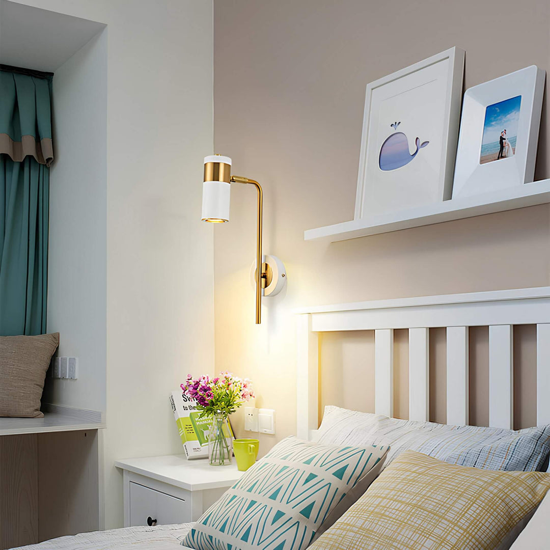 Minimalistische, schwenkbare LED-Innenleuchte für die Wand, perfekt als dimmbare Lesebeleuchtung im modernen Zuhause.
