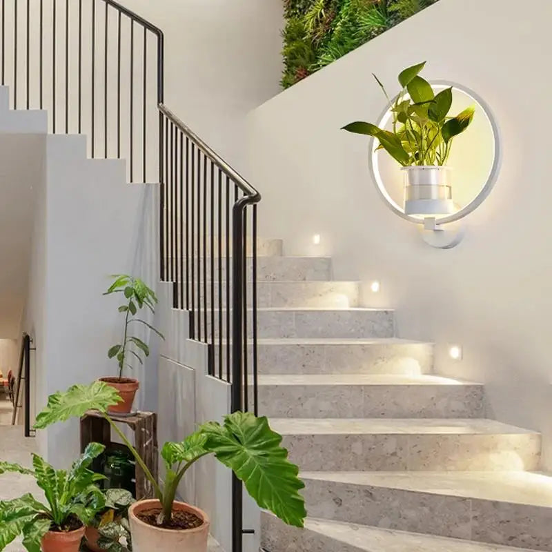 Detailaufnahme der modernen LED Wandleuchte, zeigt die hochwertige Verarbeitung und das schlanke Design der Beleuchtung.