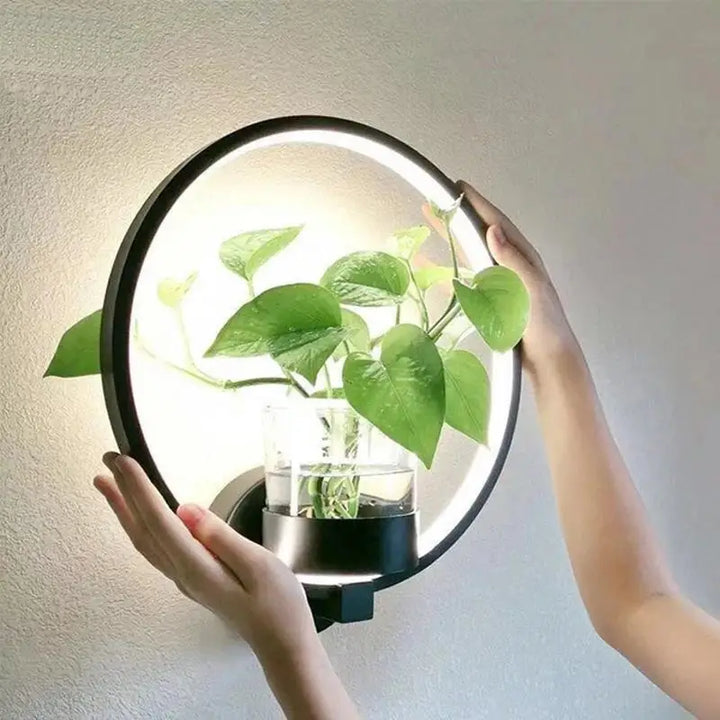 Ruhige Atmosphäre im Schlafzimmer dank moderner LED Wandleuchte, perfekte Innenbeleuchtung für entspannte Abende.