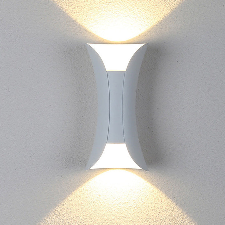 Energiesparende LumiEdge LED-Außenwandlampe; warmweißes Licht; perfekt für Garten & Terrasse.