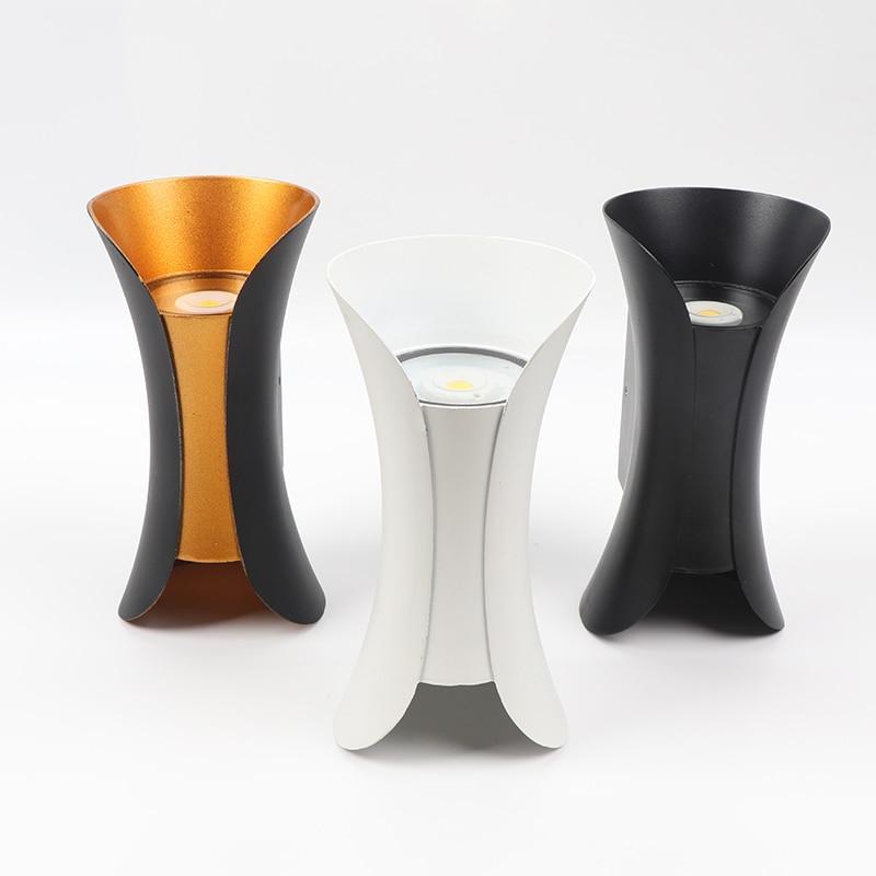 Weiße LumiEdge LED-Außenwandlampe; modernes Design; effektive Ausleuchtung für Eingangsbereiche.