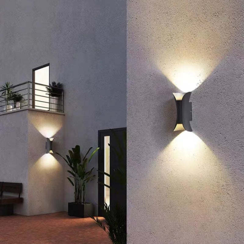 Schlanke LumiEdge LED-Außenleuchte; IP65 zertifiziert; dimmbar für Eingangsbereich & Fassade.
