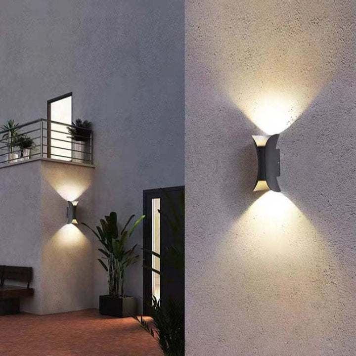Schlanke LumiEdge LED-Außenleuchte; IP65 zertifiziert; dimmbar für Eingangsbereich & Fassade.